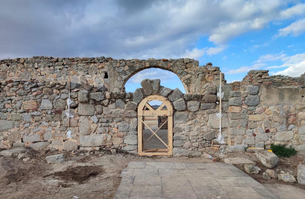 Iglesia visigoda De San Pedro de la  -Casalgordo, Sonseca- Campaña 2022 y restauración del arco de la entrada sur